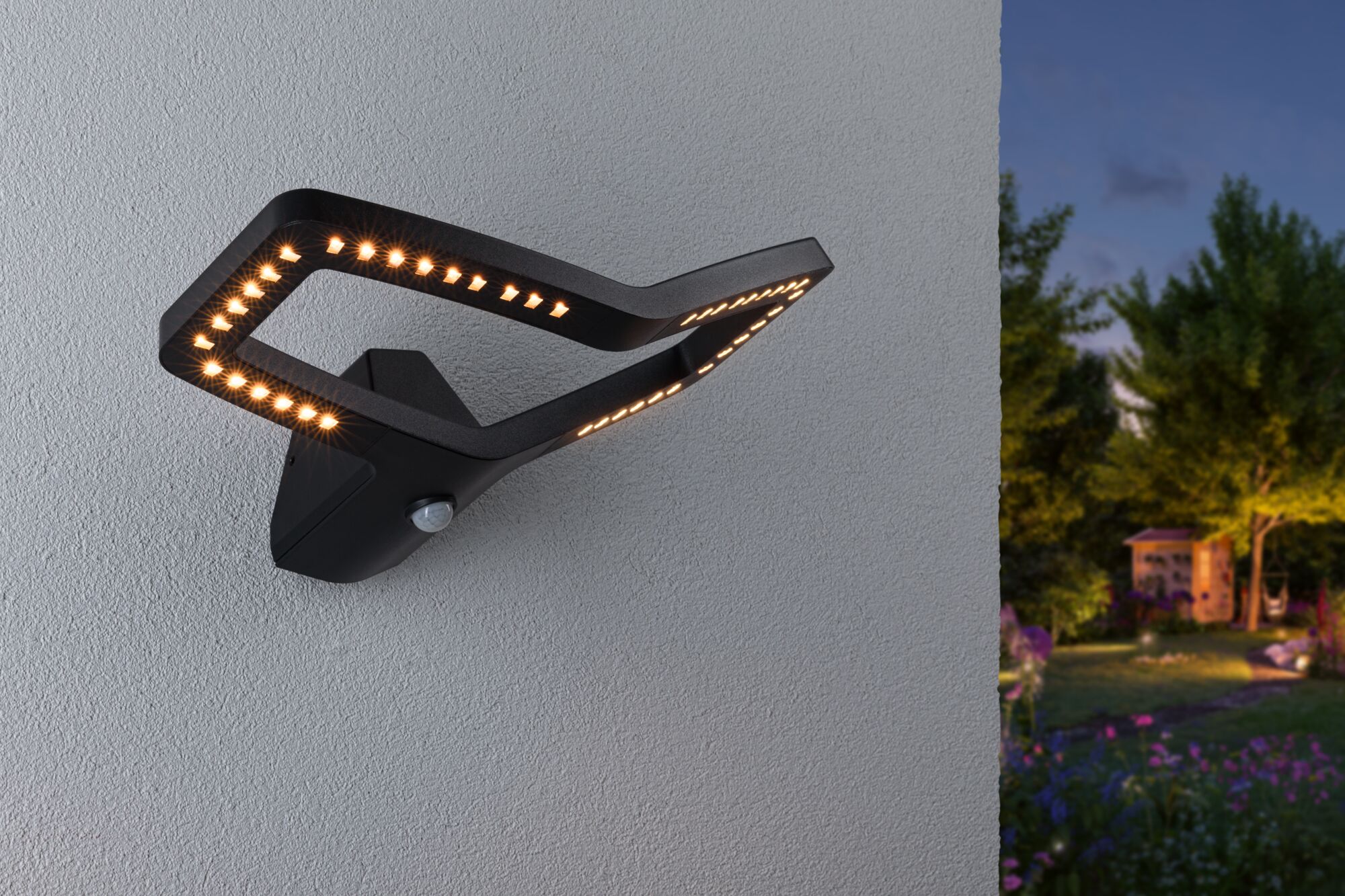 Zwarte LED-buitenwandlamp met bewegingssensor en modern ontwerp voor tuinverlichting.