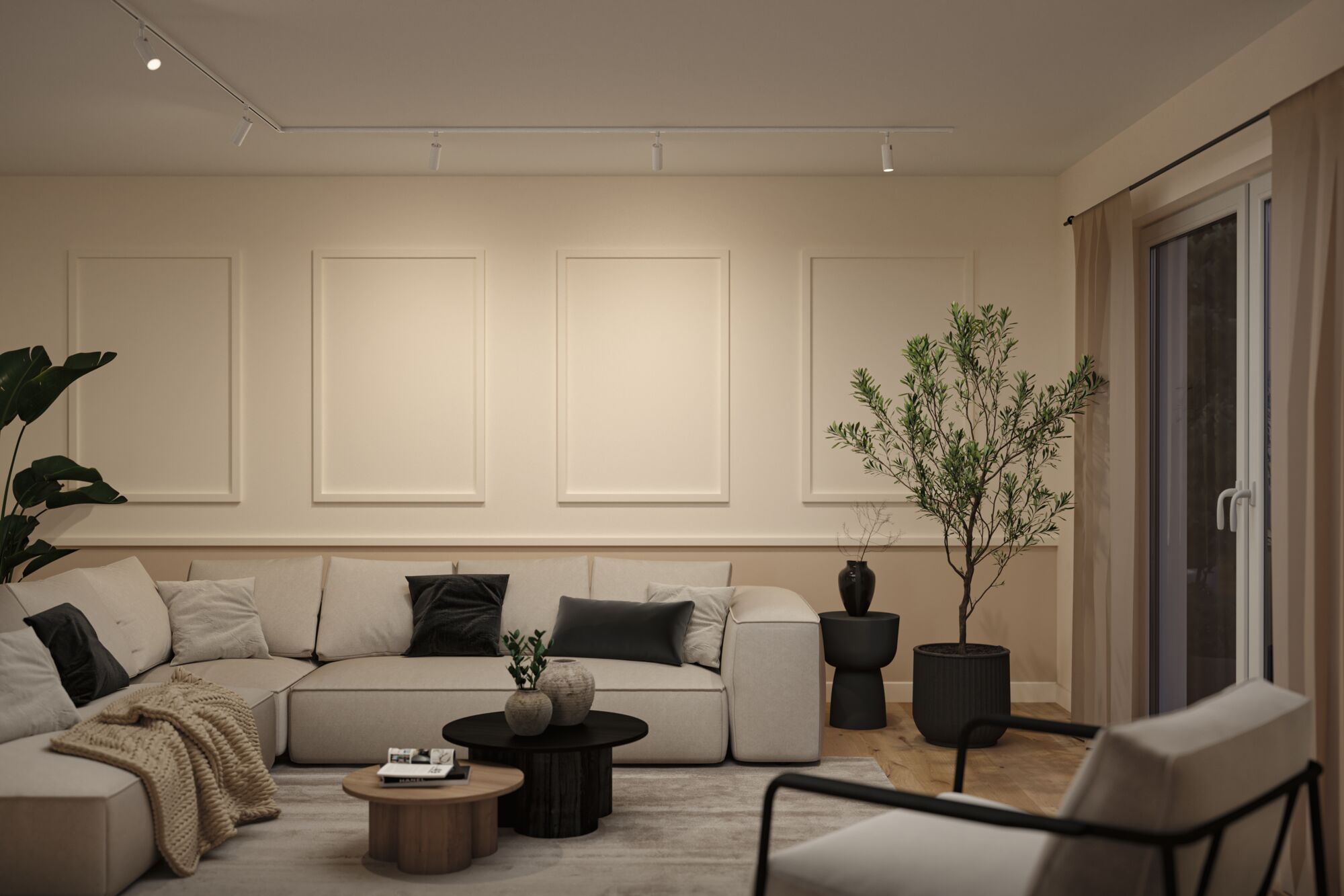 Moderne woonkamer met beige hoekbank, zwarte en grijze kussens, houten salontafels en groene planten