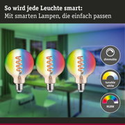 Drei dimmbare, tunable white und RGBW LED-Glühbirnen mit Spiralfilament in Wohnzimmerumgebung