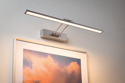 Applique LED moderne en aluminium brossé argenté pour tableau avec lumière blanche chaude.
