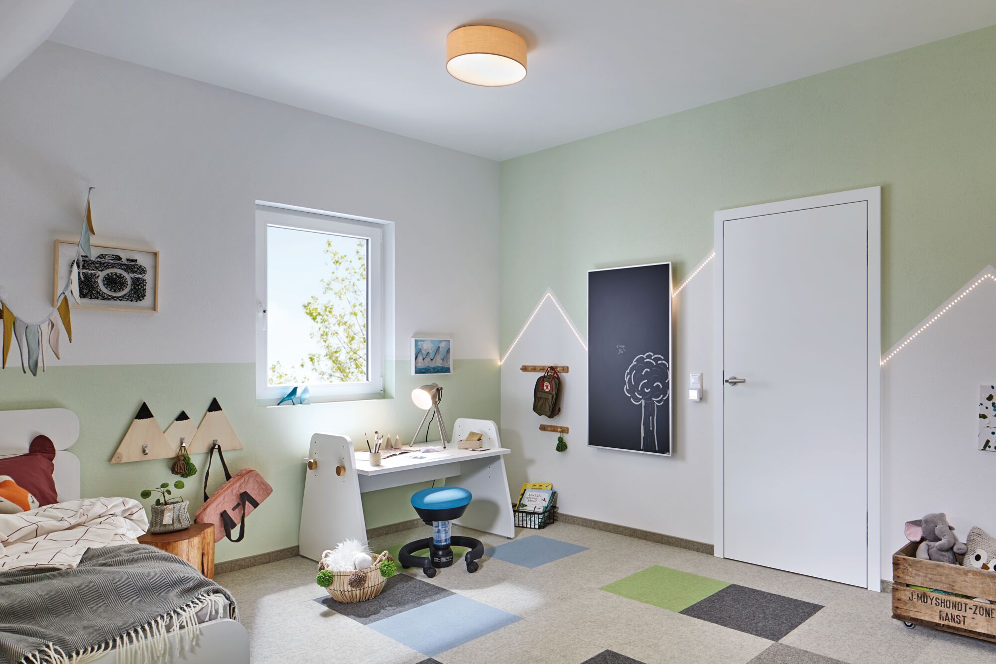 Kinderzimmer mit moderner Deckenleuchte aus Holz in Beige und LED-Wandlicht für gemütliche Beleuchtung