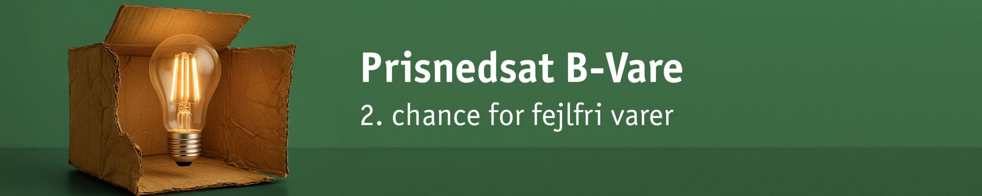 Oplyst pære i åben papkasse på grøn baggrund med tekst om nedsatte B-varer