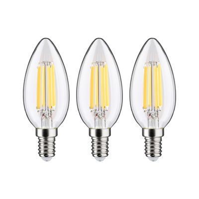 Trois ampoules LED claires en forme de bougie avec culot E14 et lumière blanc chaud économique.