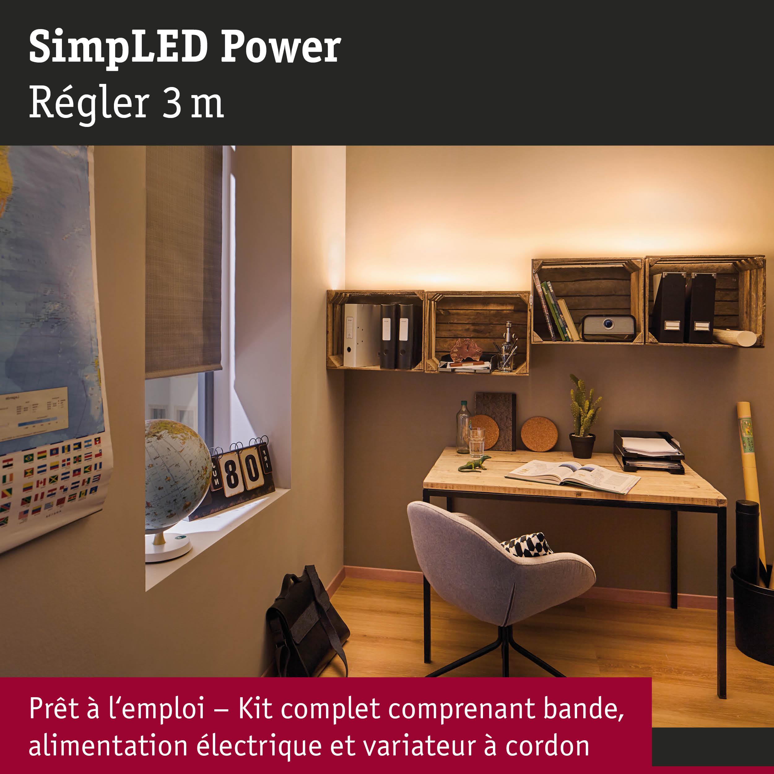 Bureau moderne avec éclairage LED chaud au-dessus d'étagères en bois et bureau avec chaise