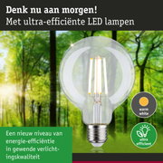 Transparante LED-lamp met warm wit licht en ultra-efficiënt energieverbruik tegen groene bosachtergrond