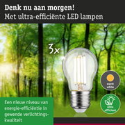 Ultra-efficiënte LED-lamp met warm wit licht tegen groene bosachtergrond voor energiebesparing