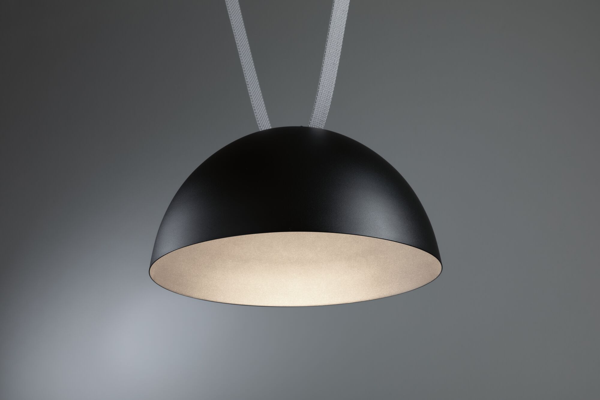 Schwarze Halbkugel-Pendelleuchte mit weißem Innenraum, moderner minimalistischer Lampenschirm aus Metall