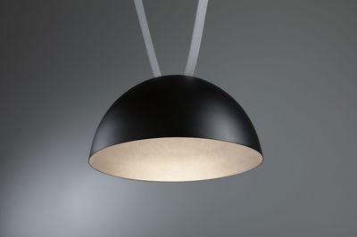 Schwarze Halbkugel-Pendelleuchte mit weißem Innenraum, moderner minimalistischer Lampenschirm aus Metall