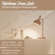 Bruine tafellamp Juna Style met verstelbare lampkop voor gericht licht in modern interieur