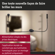 Câble électrique noir avec prise et interrupteur sur mur beige pour solution d'éclairage mural