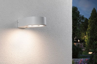 Moderner weißer Aluminium-Wandleuchter mit warmweißem LED-Licht für Außenbereiche und Gartenbeleuchtung.