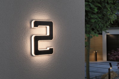 Modern beleuchtete Hausnummer 2 aus schwarzem Material mit warmweißem LED-Licht an Außenwand.