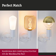 Drei moderne Wandleuchten mit unterschiedlichen Lampenschirmen in Weiß, Gold und Drahtgeflecht für Wohnräume