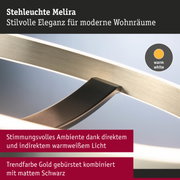 Stehleuchte Melira mit gebürstetem Gold und mattem Schwarz für warmweißes Licht im modernen Wohnraum