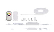 Hvid LED-strip sæt med fjernbetjening, strømforsyning og monteringsmateriale til fleksibel belysning.