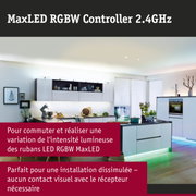 Cuisine blanche moderne avec éclairage LED, îlot central avec plaque de cuisson et four encastré