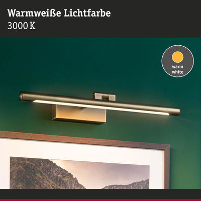 Warmweiße LED-Bilderleuchte in Messingfarben an grüner Wand für stimmungsvolle Beleuchtung
