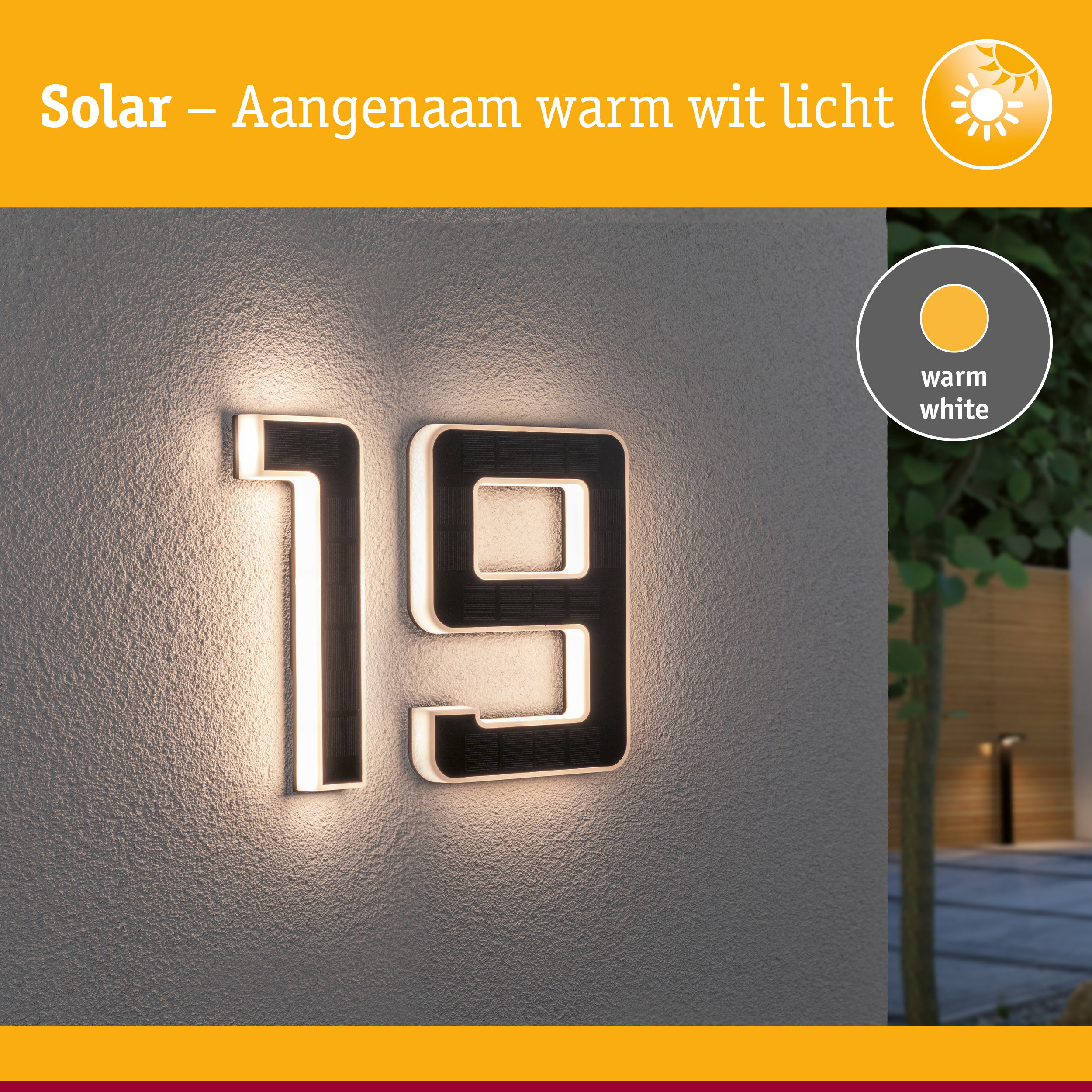 Zonnehuisnummer van zwart materiaal met warm wit LED-licht gemonteerd op grijze muur