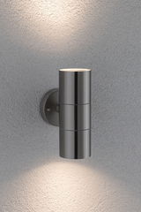 Moderne roestvrijstalen wandlamp met cilindrisch ontwerp en up-down verlichting voor buiten.