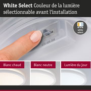 Doigt réglant la couleur blanche de la lumière sur un plafonnier LED dimmable avec température de couleur sélectionnable