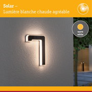 Applique murale solaire extérieure avec lumière blanche chaude et design moderne sur mur gris