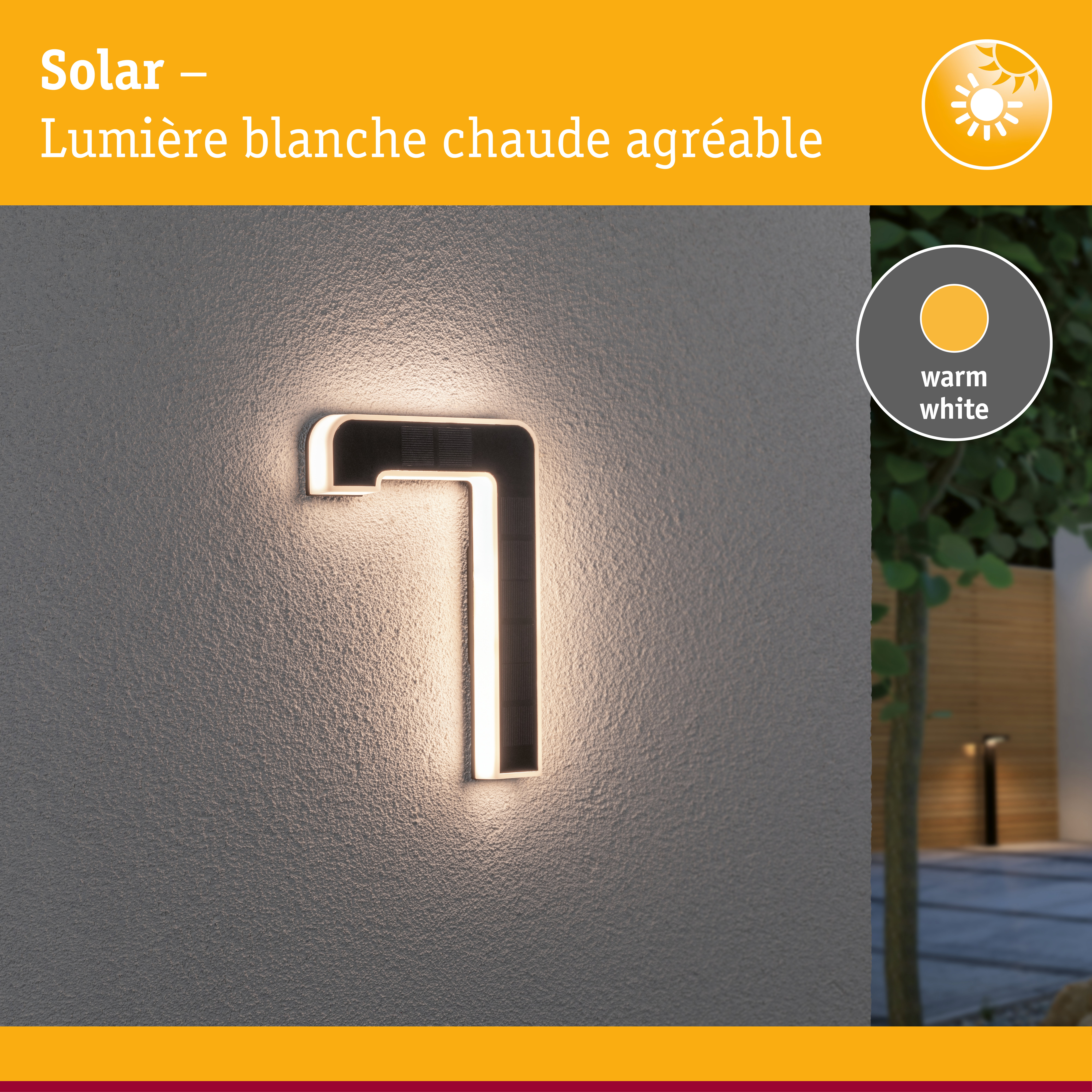 Applique murale solaire extérieure avec lumière blanche chaude et design moderne sur mur gris