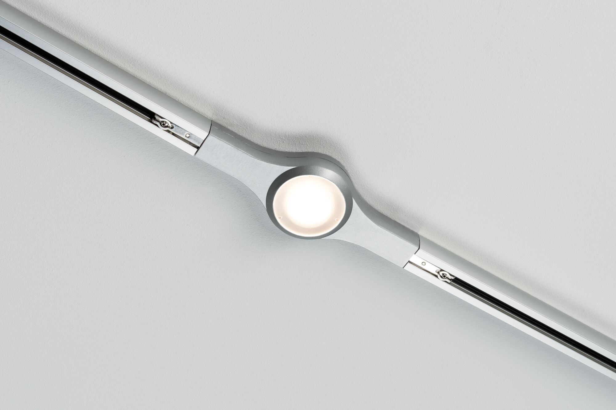 Moderne plafondspot van zilverkleurig aluminium met ronde LED-lichtbron voor woonruimtes