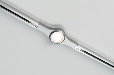 Moderner Deckenstrahler aus silbernem Aluminium mit rundem LED-Leuchtmittel für Wohnräume