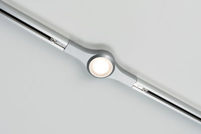 Moderne plafondspot van zilverkleurig aluminium met ronde LED-lichtbron voor woonruimtes