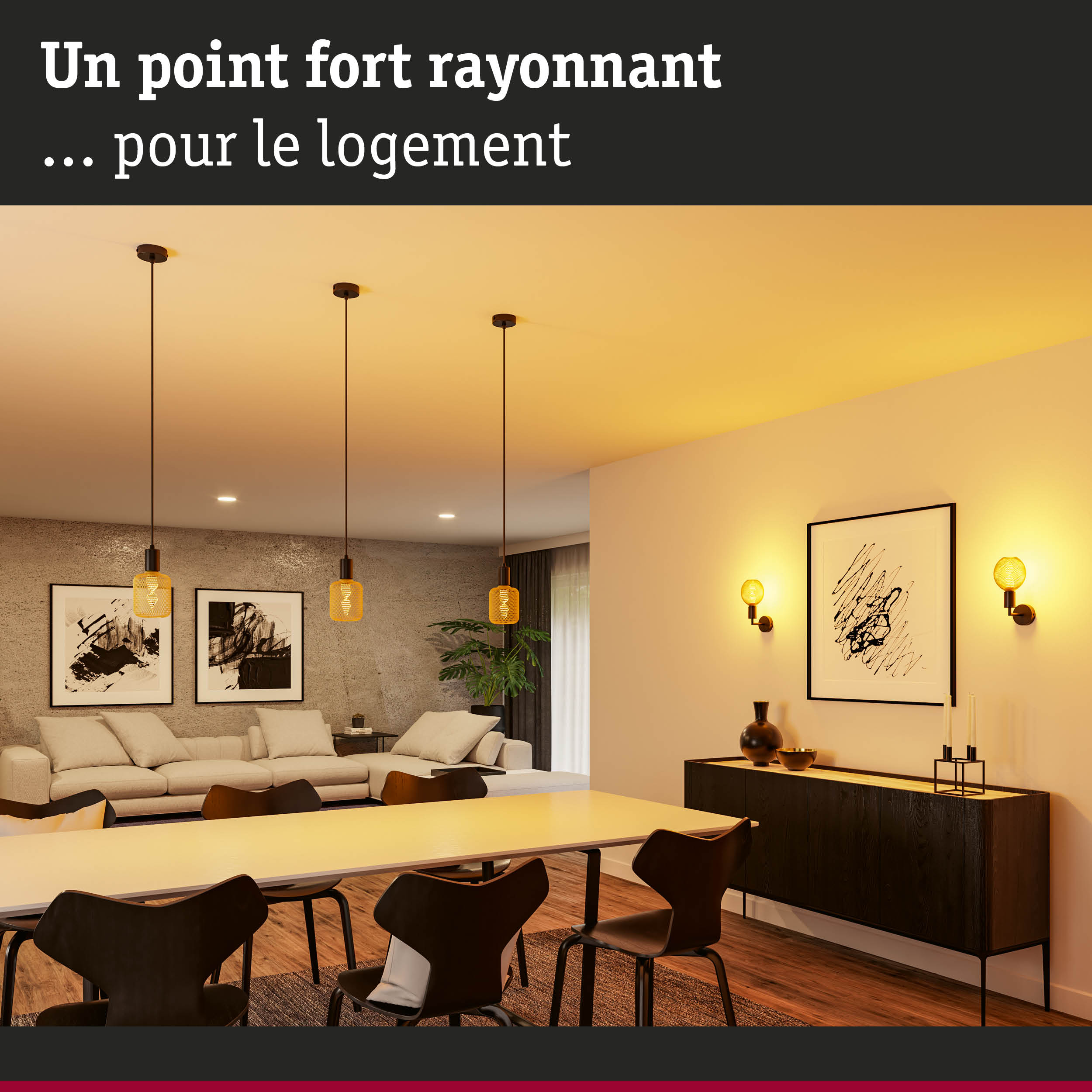 Salon moderne avec suspensions en verre jaune et chaises de salle à manger noires sous éclairage chaud