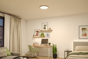 Rundes Deckenlicht mit weißem Rahmen in modernem Schlafzimmer mit Schreibtisch und Pflanzen