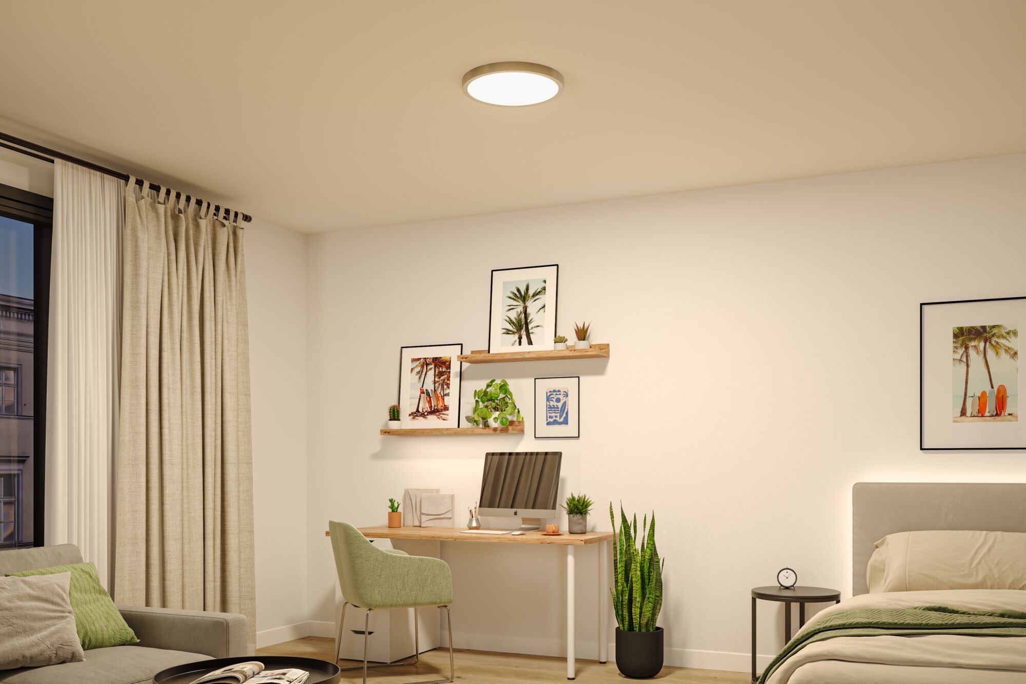 Rundes Deckenlicht mit weißem Rahmen in modernem Schlafzimmer mit Schreibtisch und Pflanzen