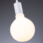 Suspension blanche avec verre cannelé et support argenté pour éclairage intérieur moderne