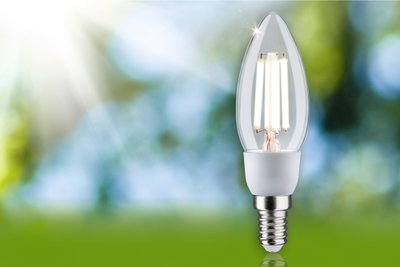 LED-lyspære i klar glas med E14-fatning til energieffektiv belysning