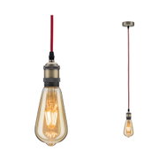 Lampa wisząca z mosiężnym metalowym korpusem i czerwonym przewodem tekstylnym, widoczna żarówka LED vintage