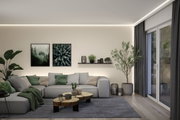 Modernes Wohnzimmer mit grauem Stoffsofa, Holz-Couchtisch und indirekter LED-Deckenbeleuchtung für gemütliche Atmosphäre