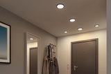 Platte ronde LED-plafondlampen met zwarte rand in moderne hal met kapstok en spiegel.
