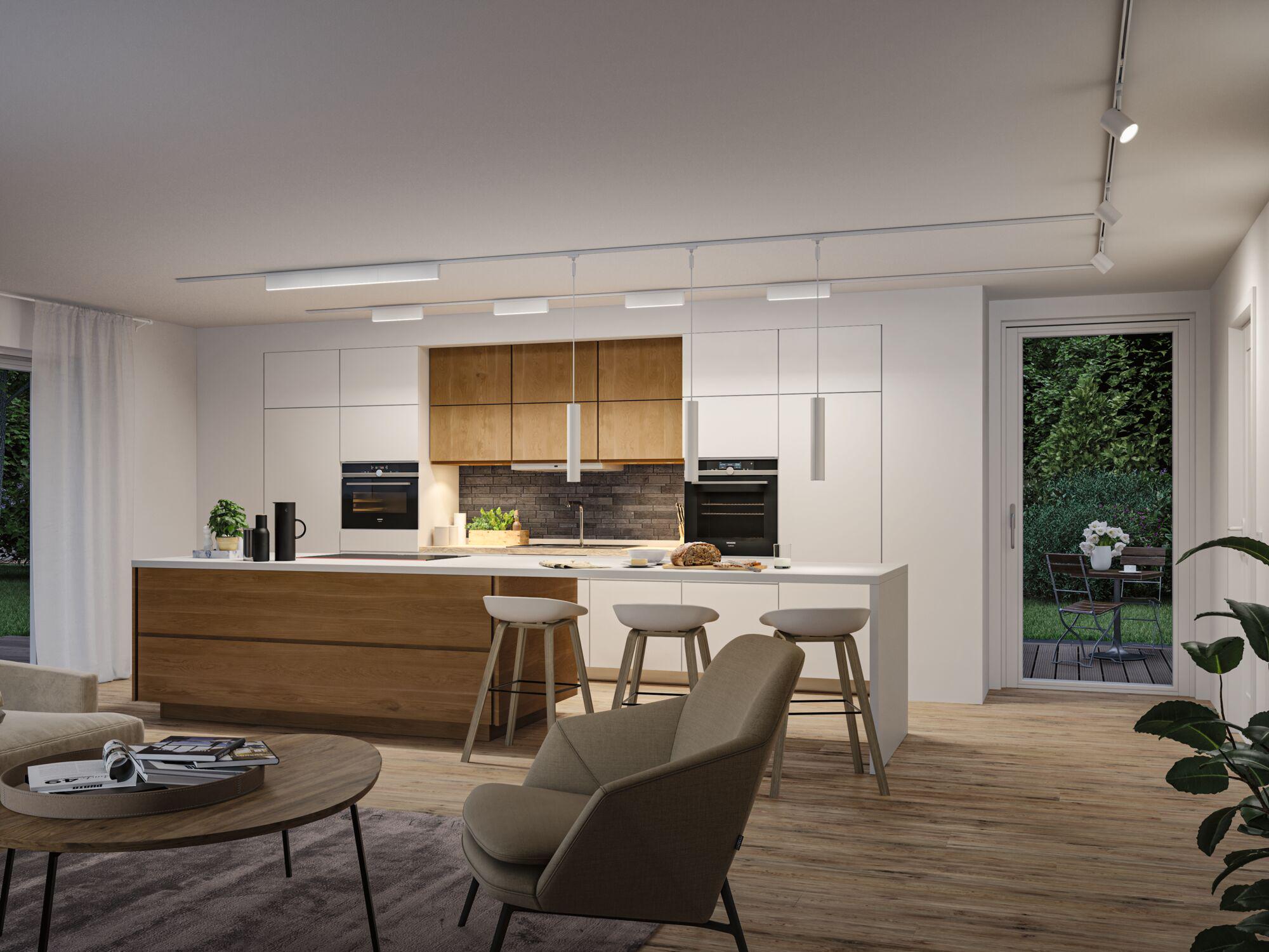 Moderne Küche mit Holzfronten und weißen Schränken, LED-Deckenleuchten und Pendelleuchten in Weiß