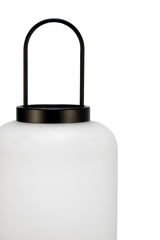 Moderne weiße Glaslaterne mit schwarzem Metallgriff für stimmungsvolle Beleuchtung im Innen- und Außenbereich