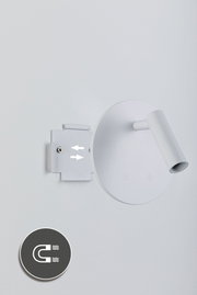 Moderner weißer LED-Wandleuchter aus Metall mit magnetischer Befestigung und schwenkbarem Spotlicht