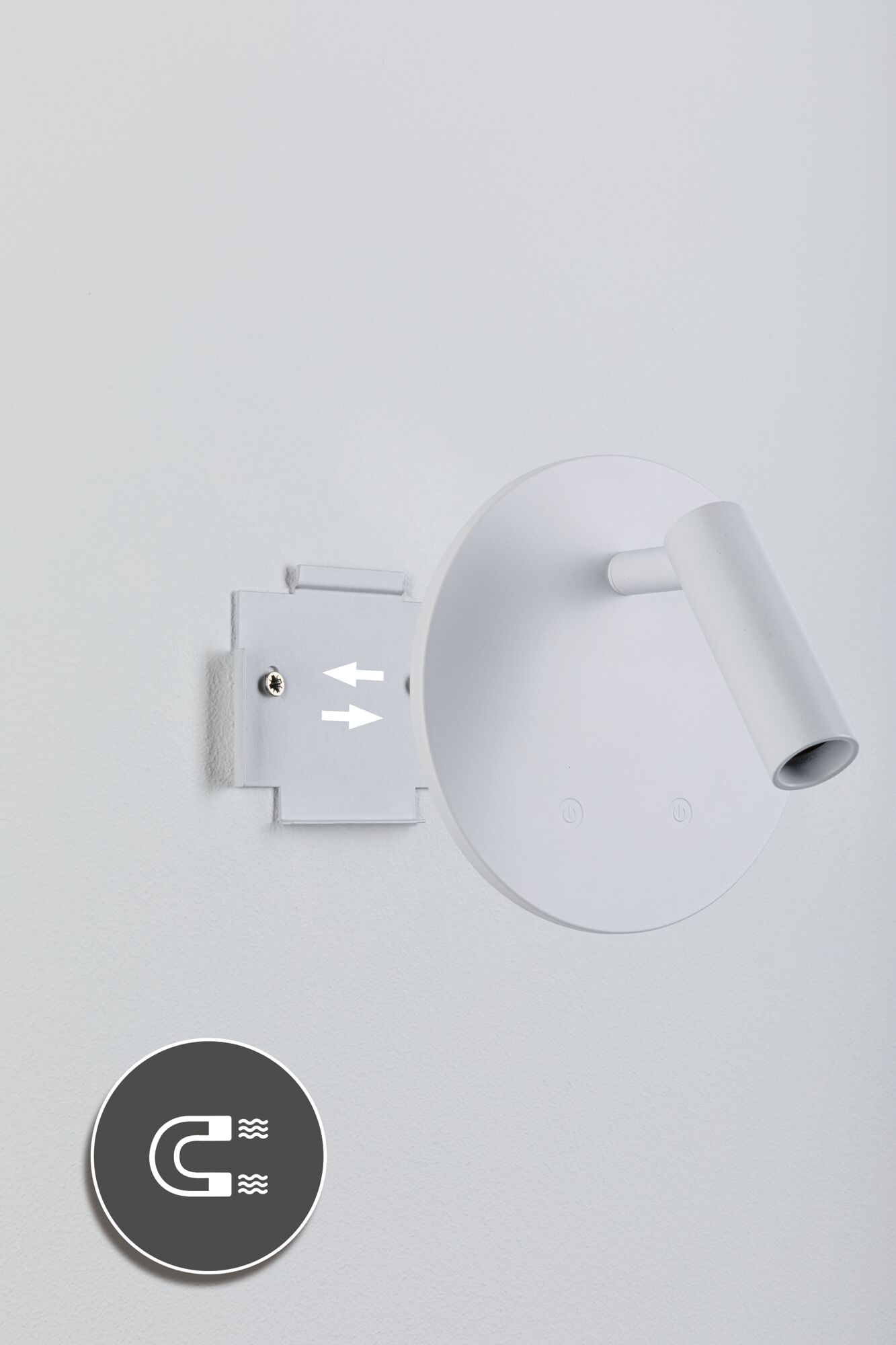 Moderner weißer LED-Wandleuchter aus Metall mit magnetischer Befestigung und schwenkbarem Spotlicht