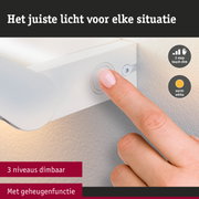 Vinger bedient witte dimmer met 3-staps touch dim en warm wit licht functie