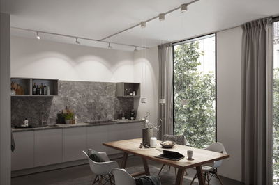 Moderne keuken met grijze kasten, marmeren aanrecht en Paulmann LED-plafondspots voor woonruimteverlichting.