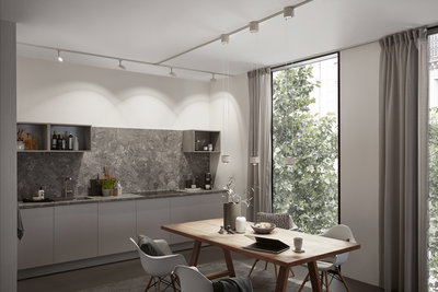 Moderne Küche mit grauen Schränken, Marmorarbeitsplatte und minimalistischer Pendelleuchte für Wohnraumbeleuchtung