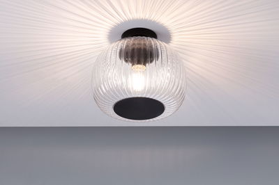 Plafonnier en verre transparent cannelé avec base en métal noir, luminaire intérieur moderne