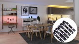 Moderne bar med blå og rød LED-belysning, to røde barstole og træhøjttalere på væggen