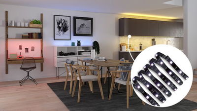 Moderne bar med blå og rød LED-belysning, to røde barstole og træhøjttalere på væggen