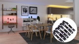 Moderne bar met blauw en rood LED-licht, twee rode barkrukken en houten wandluidsprekers