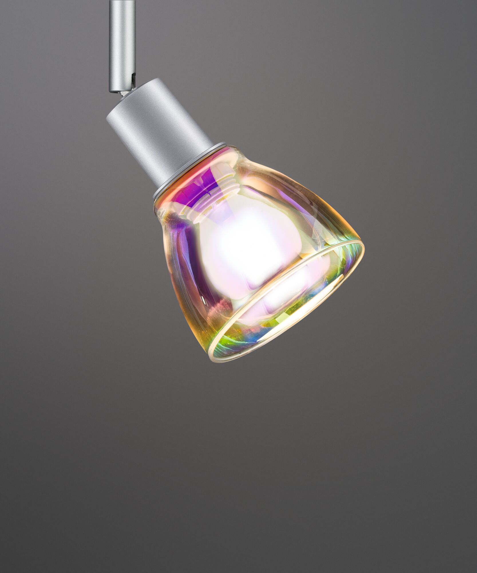 Moderne plafondspot met iriserend glas en zilverkleurige metalen behuizing voor accentverlichting