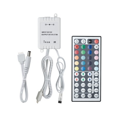 Weißer RGB LED-Controller mit Fernbedienung und Kabeln für Lichtsteuerung und Farbwechsel